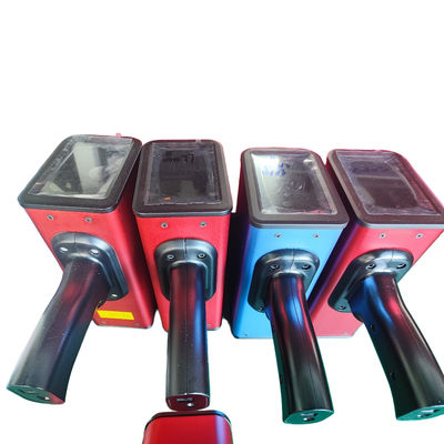 Ручной лазерный дальномер желто-серого цвета и калибровочная пластина для точного расчета расстояния