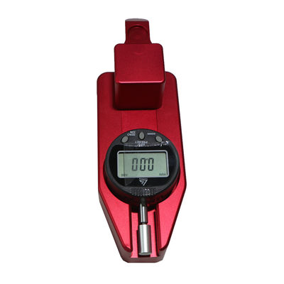 Красная батарея сухих элементов измеряя аппаратуры отмечать толщины