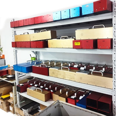 Рефлектометр с объемом памяти 16 ГБ, обеспечивающий погрешность измерения повторяемости менее 3 процентов и общие габариты 700 мм x 135 мм x 115 мм, предназначенный для испытательных применений